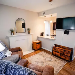 Cozy City Getaway In The Heart Of Louis! Apartment
